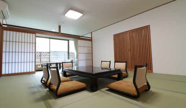 西館15畳【バス・トイレ付】広々15畳の純和風のお部屋。3世代のご旅行にもおすすめのお部屋です。