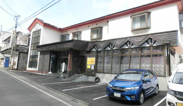 ・＜外観＞こじんまりとしたお宿です。駐車場は15台分無料でご用意しております