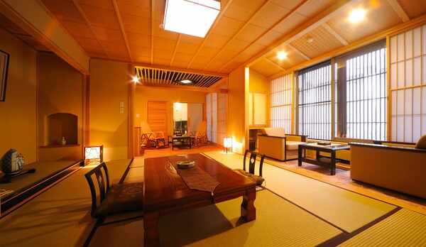 吉野杉をふんだんに使った上質な和の空間に心が癒されます。部屋付き半露天風呂で温泉をお楽しみください。