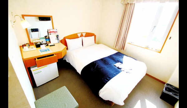 シングル・ダブル　：　客室12.6㎡　ダブルベッド（140ｃｍ&times;200ｃｍ）1台