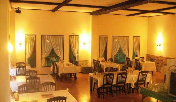 天井が高く開放感のあるダイニング