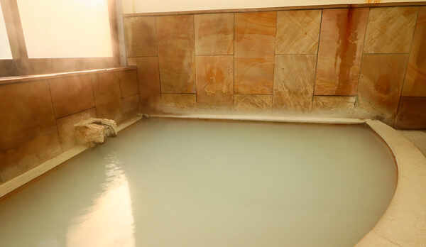 風呂◆源泉100％掛け流し白濁温泉をお好きな時にお好きなだけお楽しみ頂けます。