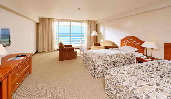 広さ４０平米の海側デラックスルーム