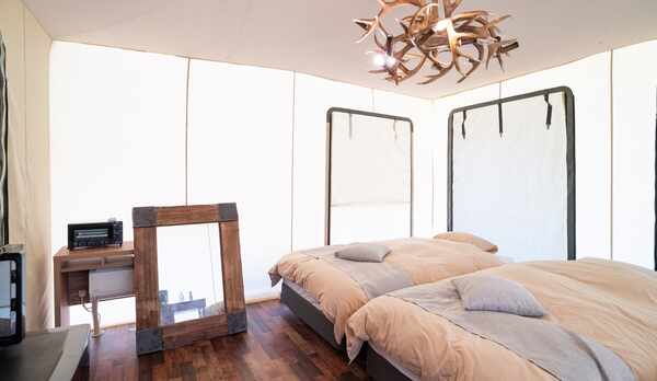 *【サファリテント（ボタニカルルーム）】3名定員のテント型客室。シモンズ社製の特注ベッドを使用！！