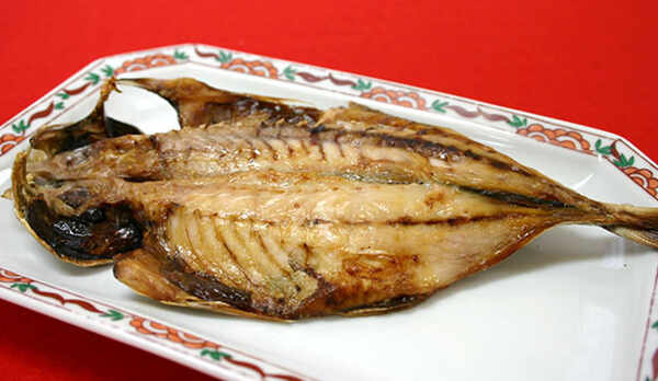 ・朝食(一例)／ 地元で穫れた魚の干物を朝食にて