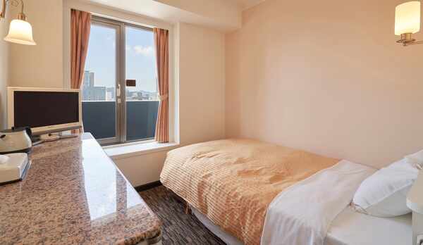 ★【客室】奇数階シングル（禁煙）　柔らかなオレンジ基調で、アットホームさが感じられるお部屋