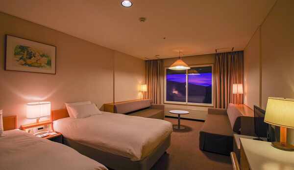 【本館ファミリールーム】（38平米・1〜４名）ツーベット、ツーソファーベットでみんなでワイワイ楽しく