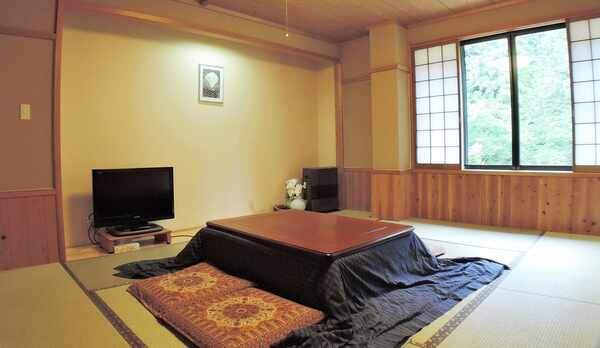 *【客室一例】夏季以外はこたつを設置
