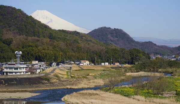 *【展望風呂からの眺め】狩野川の清らかな流れ、そして富士山を見ながら温泉に入れます