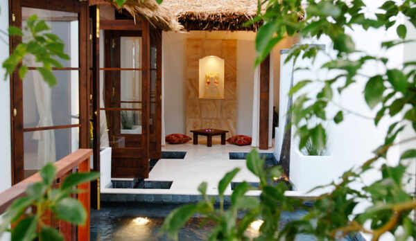 「バリスイート」　滝が落ちる専用庭には3mプールのような露天風呂