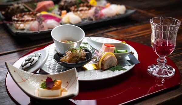 【夕食一例】伝統懐石と洋の献立の組合せの妙。遊び心を生かした創作料理をお楽しみください。