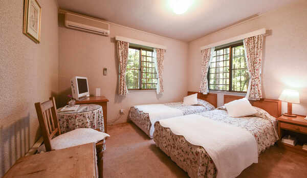 *【客室一例(ツインルーム)】優しいカントリー調の洋室となっております。