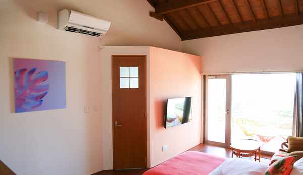 コーラルピンクルーム室内