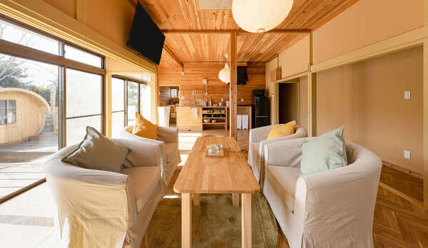 【リビング】レトロモダンな空間で 会話のはずむくつろぎの滞在を。