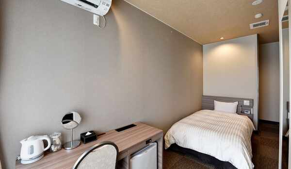 *【男性専用/エコノミーシングル（例）】広々としたライティングデスクがございます。ビジネス利用にもお