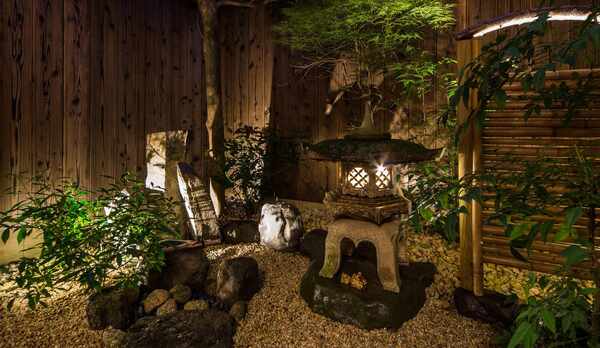 ・1階庭（夜）　坪庭はリビングからご覧いただけます。