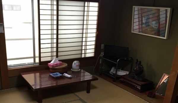 【全室冷暖房完備】新しさはございませんが、ごゆっくりお寛ぎくださいませ。