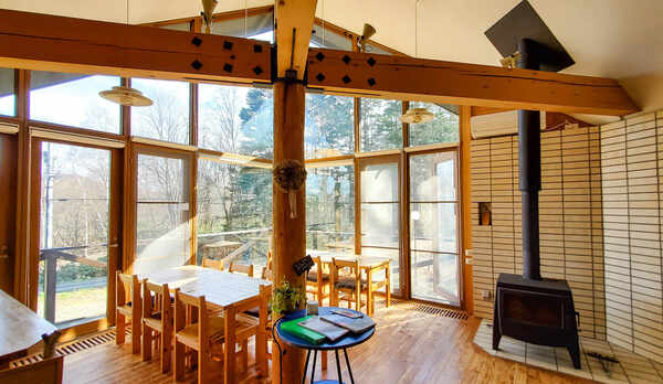 ・大きな窓から陽射しが差し込む、木の香り漂うダイニング