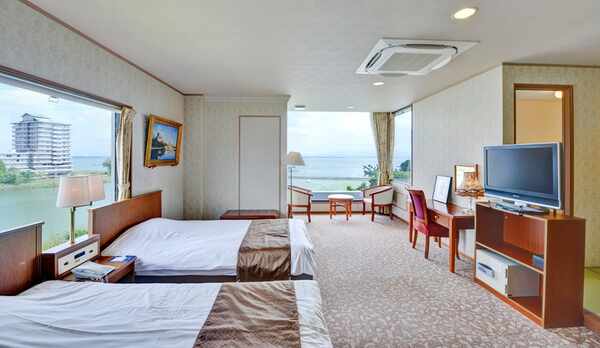 *【湖側ファミリー和洋室・展望つぼ湯付（一例）】広々とした人気の最上階・和洋室。