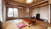 【和室8畳】専用洗面付。バストイレは共用です【禁煙】