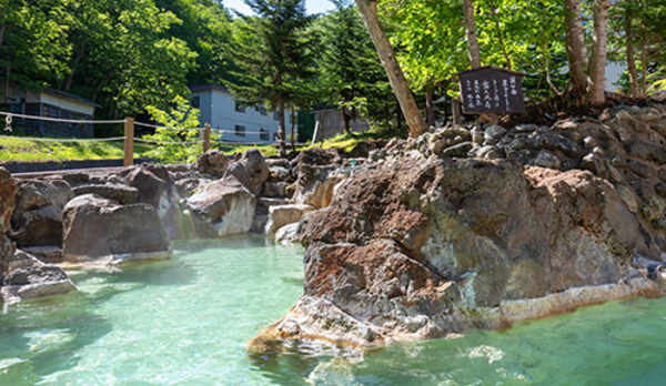 ■露天風呂■ターコイズブルーに輝く温泉。朝晩で違った顔を見せるので、そこもまた魅力的