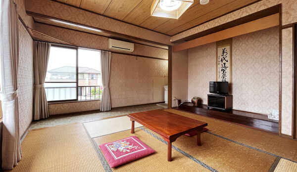 【和室8畳】専用洗面付。バストイレは共用です【禁煙】