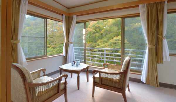 *【川側】和室10畳＋広縁4畳（バス・トイレ付）四季折々の景観を楽しみながらのんびり