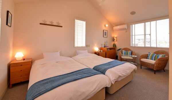 *デラックスツイン（201）/センス溢れるしつらえが心地よい。広々としたベッドで安眠の夜を。