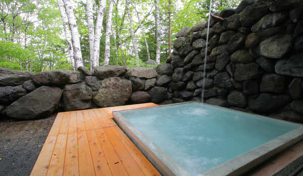 森林に囲まれた解放感いっぱいの露天風呂です（冬季は閉鎖）