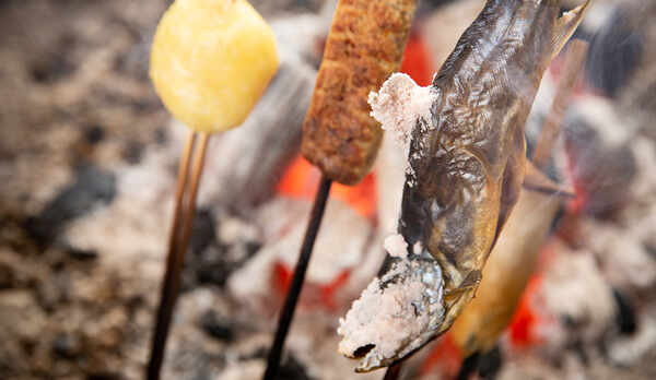 *夕食一例(炭火串焼き)／炭で焼いた岩魚はあつあつふっくら格別の美味しさ