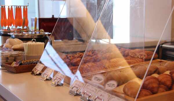 【朝食無料】ご朝食会場：プレミアラウンジ（5Ｆ）　営業時間：6時30分〜9時30分