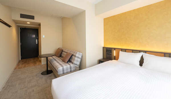 【スーペリアダブル】160cm幅のベッドでゆったりお過ごしいただけます。全室Wi-Fi接続無料です。