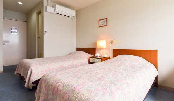 *【本館ツイン一例】1名様からご利用いただけます。恋人やお友達との2人旅にもおすすめ！