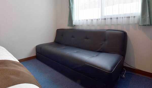 【ツイン】お部屋にはくつろぎのソファーがあります