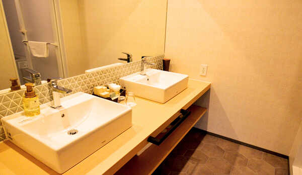 【堀川五条　和モダン・デラックスツイン】ゆったり44平米◆シモンズベッド幅140cm&times;2