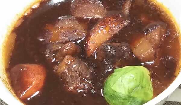 赤ワインでじっくり煮込んだビーフシチュー