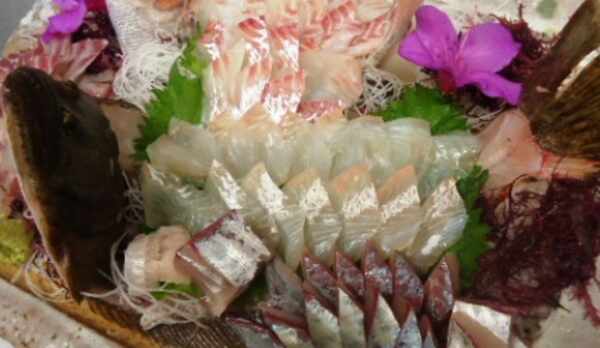 地魚の造り大皿盛りを豪快に♪