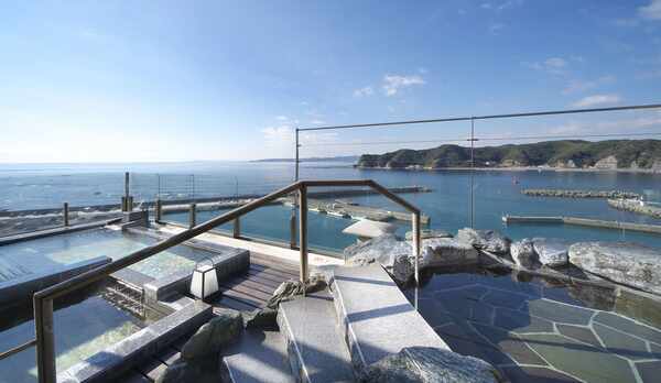 【天空庭園風呂／誕生の湯】美しい景色を眺めながら温泉に浸る、癒しのひとときをお過ごしください