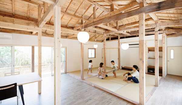 ＜素と露天の宿＞ここは小屋組と杉野地板が綺麗に残る「素と露天の宿」