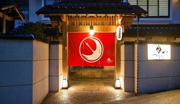 赤い暖簾がお出迎え