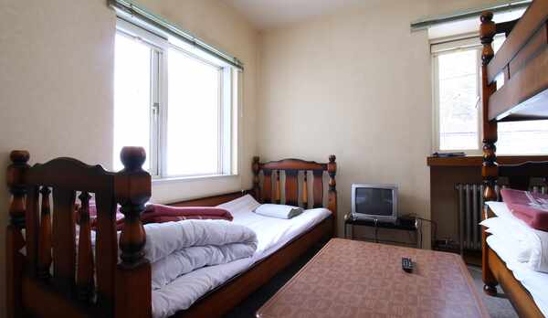 *■洋室（シングルベッド+2段ベッド）一例／懐かしさを感じる洋室は2段ベッドを設置しております。