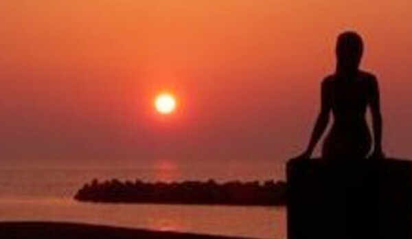 ・当旅館から日本海に沈む夕日が望めます