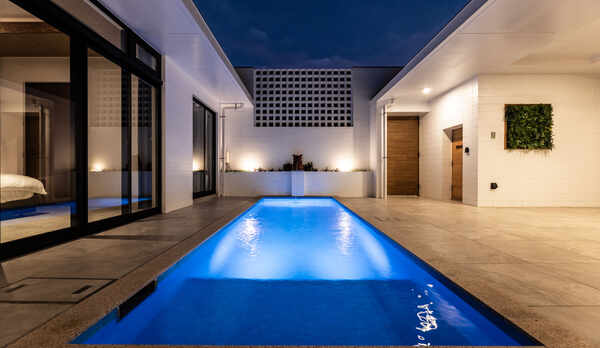 QUEEN&rsquo;S VILLA SUITE　雨端テラス　夜