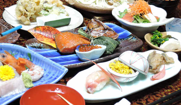 *【夕食一例／スタンダード】地元村上の新鮮の海の幸をはじめ、四季折々の食材が食膳を飾ります。