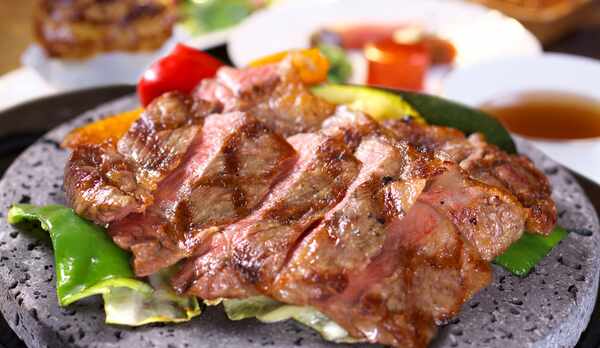 群馬県名物上州和牛の石焼ステーキはA4ランクのサーロインを使用、柔らくて絶品です