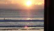 窓から見える日の出