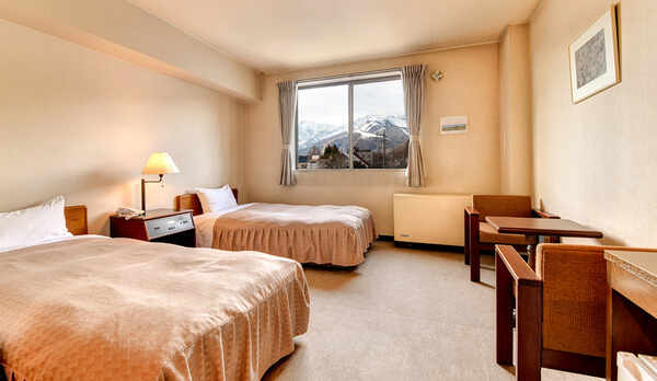 *本館洋室／お部屋からは北アルプスの山々が一望できる、眺望自慢のお部屋です。
