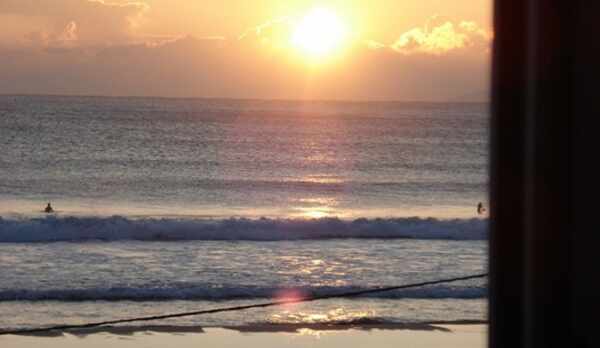 窓から見える日の出