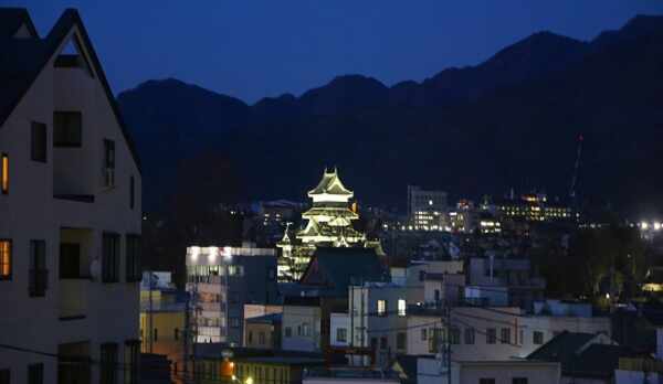 ◆客室からの松本城　日没から22:00までライトアップされています。（一部客室）