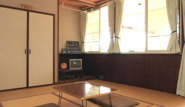 【和室10畳】庭に面した畳のお部屋でごゆっくりおくつろぎください。